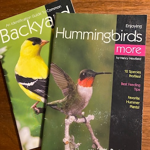 Choose Hummingbirds or Backyard Birds - Identification Guide to Common - Bird Watcher&#39;s Digest -  1995 - Classification -Color Illustrations