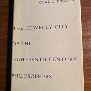 Può includere: Un libro intitolato "La città celeste dei filosofi del XVIII secolo" di Carl L. Becker.