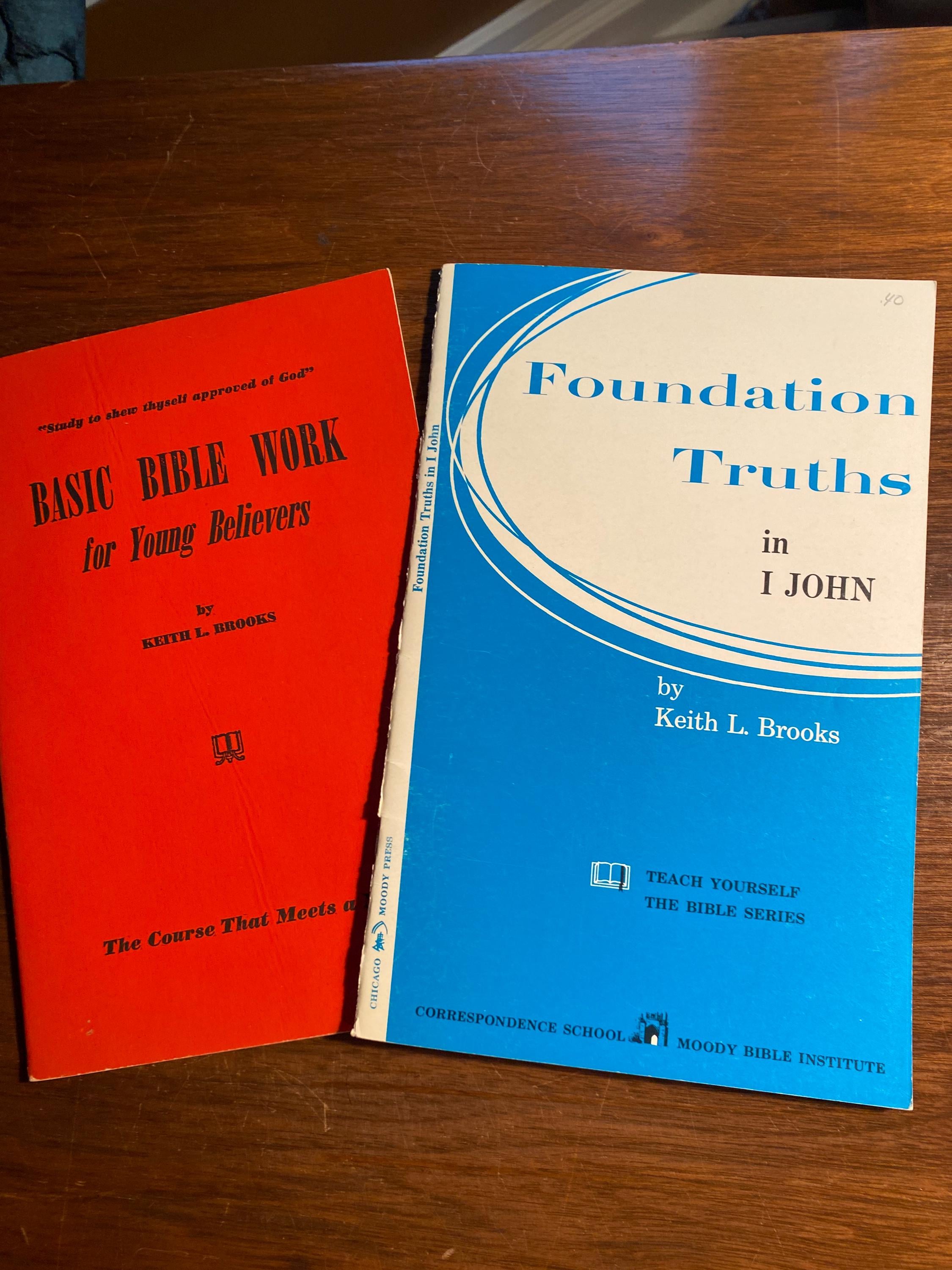 Gratis Afbeeldingen : schrift, boek, lezing, ebook, avond, alfabet,  opleiding, papier, onderwijs, boekenplank, leerboek, merk, doopvont,  pagina's, meditatie, literatuur, bibliotheek, illustratie, studenten,  boeken, tekst, bril, kan, handschrift, geest ..., image size:2250x3000