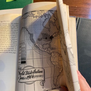 Op de afbeelding: Een zwart-witte kaart die de wereldwijde verspreiding van Joden in 1914 laat zien. De kaart is verdeeld in een raster met lijnen van breedtegraad en lengtegraad. De kaart toont de geschatte verspreiding van Joden over de hele wereld.