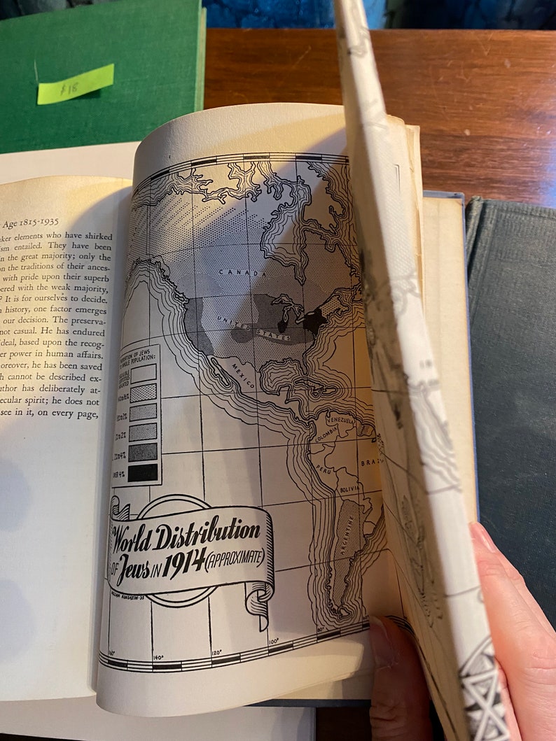 Op de afbeelding: Een zwart-witte kaart die de wereldwijde verspreiding van Joden in 1914 laat zien. De kaart is verdeeld in een raster met lijnen van breedtegraad en lengtegraad. De kaart toont de geschatte verspreiding van Joden over de hele wereld.