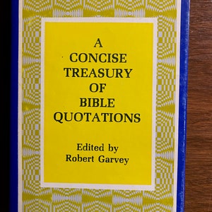 Peut inclure: Une couverture de livre jaune avec une bordure bleue et un motif géométrique. Le titre est "A Concise Treasury of Bible Quotations" et le livre est édité par Robert Garvey.