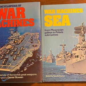 Pode incluir: Dois livros antigos de capa dura sobre máquinas de guerra. O livro à esquerda é intitulado "Enciclopédia de máquinas de guerra" e apresenta uma foto de um porta-aviões. O livro à direita é intitulado "Máquinas de guerra do mar" e apresenta uma foto de um destroyer.