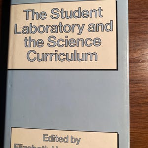 Könnte beinhalten: Ein blaues Buch mit dem Titel "The Student Laboratory and the Science Curriculum" und dem Text "Edited by Elizabeth Hegarty-Hazel" auf dem Cover.