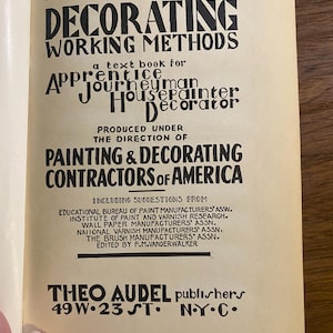 Könnte beinhalten: Eine Vintage-Buchtitelseite mit dem Titel Painting and Decorating Working Methods, ein Lehrbuch für Lehrlinge, Gesellen, Anstreicher und Dekorateure, erstellt unter der Leitung von Painting & Decorating Contractors of America, herausgegeben von Theo Audel.