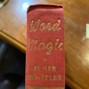 Könnte beinhalten: Roter Buchumschlag mit dem Titel "Wild" in goldenen Buchstaben, gefolgt von "Train" in kleineren goldenen Buchstaben. Der Name des Autors, "Elmer Wheeler", ist in goldenen Buchstaben unter dem Titel gedruckt.