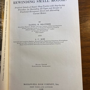 Könnte beinhalten: Buchcover für "Rewind Small Motors" von Daniel H. Braymer und A.C. Roe. Zweite Auflage, Neunzehnte Auflage. McGraw-Hill Book Company, Inc. New York und London, 1932.