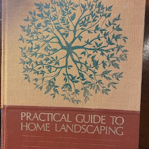 Peut inclure: Un livre vintage intitulé "Guide pratique de l'aménagement paysager résidentiel" avec une illustration d'arbre vert sur la couverture.