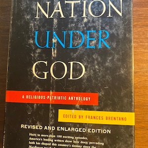 Puede incluir: Un libro negro con el título "Nation Under God: A Religious-Patriotic Anthology" editado por Frances Brentano. El libro es una edición revisada y ampliada.
