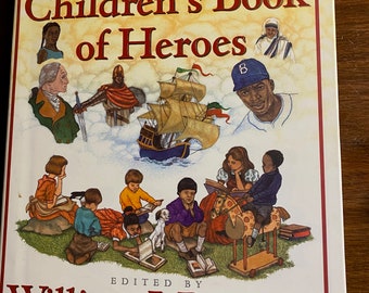 Può includere: Il libro degli eroi per bambini, a cura di William J. Bennett e illustrato da Michael Hague. La copertina del libro presenta un'illustrazione colorata di bambini che leggono storie di eroi, tra cui un cavaliere, un marinaio e un giocatore di baseball.