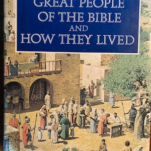 Pode incluir: Capa do livro Reader's Digest intitulado "Great People of the Bible and How They Lived". A ilustração mostra uma cena bíblica com figuras vestidas com roupas tradicionais, num cenário com edifícios e paisagem.