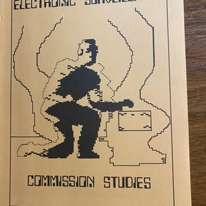 Puede incluir: Una ilustración en blanco y negro de una persona arrodillada con una caja delante de ella. El texto "WIRETAPPING AND ELECTRONIC SURVEILLANCE" está en la parte superior de la imagen y "COMMISSION STUDIES" en la parte inferior.