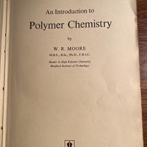 Puede incluir: Una portada de libro con el título "An Introduction to Polymer Chemistry" de W. R. Moore. El libro está publicado por University of London Press Ltd.