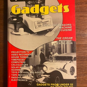 Puede incluir: Una portada de revista vintage de Buyer's Guide con un título rojo y amarillo "Gadgets" con un procesador de alimentos Cuisinart y un automóvil blanco. La portada también incluye una lista de dispositivos, que incluyen televisión de proyección, videograbadoras, artículos para el hogar, relojes, computadoras, calculadoras, energía solar, escáneres, juguetes para niños y adultos, grabadoras de cinta, radios y electrónica. La revista es del otoño de 1977.
