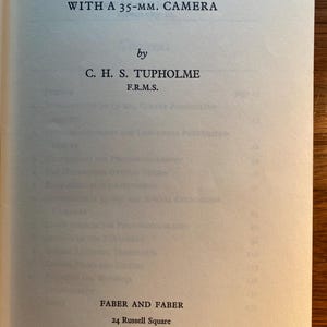 Op de afbeelding: Boekomslag met de titel "Colour Photomicrography with a 35-mm. Camera" door C. H. S. Tupholme, F.R.M.S.  Uitgegeven door Faber and Faber, 24 Russell Square, Londen.