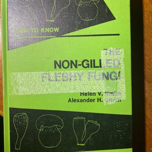 How To Know The Non-Gilled Fleshy Fungi - Mushrooms - Helen / Alex Smith - 1973 - Mycology - Characteristics - Identification - Botany - image 1
