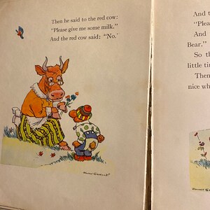 K&ouml;nnte beinhalten: Eine rote Kuh mit einer gelb-gr&uuml;n gestreiften Sch&uuml;rze und Brille sagt "Nein" zu einem kleinen B&auml;ren, der ein blaues und gr&uuml;nes Outfit und einen rot-gelben Hut tr&auml;gt. Der Text lautet "Then he said to the red cow: "Please give me some milk." And the red cow said: "No."