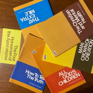 Puede incluir: Una colección de cinco libros de bolsillo coloridos con diferentes títulos y autores. Los libros están apilados uno encima del otro y todos tienen el mismo estilo. Los libros tratan todos sobre la fe cristiana y la espiritualidad.