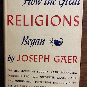 Pode incluir: Uma capa de livro vintage com o título "Como as grandes religiões começaram" de Joseph Gaer. A capa é branca com texto vermelho e azul. O livro explora as histórias de vida de Buda, Kabir, Mahavira, Confúcio, Lao Tsze, Zoroastro, Moisés, Jesus e Maomé.