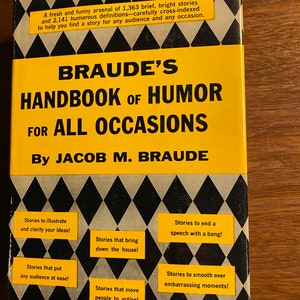 Könnte beinhalten: Ein gelber Buchumschlag mit schwarzen Diamantenmustern. Der Titel lautet "BRAUDE'S HANDBOOK OF HUMOR FOR ALL OCCASIONS" von JACOB M. BRAUDE. Der Umschlag zeigt mehrere gelbe Kästchen mit Text, die verschiedene Arten von Humor beschreiben.
