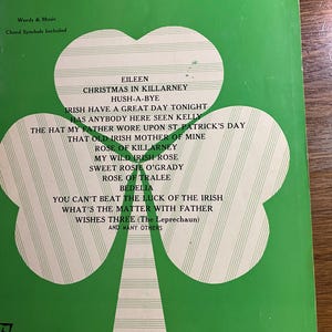 Puede incluir: Un libro de partituras vintage titulado "40 Irish Hits Through the Years". La portada es verde con un diseño de trébol blanco. Los títulos de las canciones incluyen "Eileen" y "Christmas in Killarney". Publicado por M. Witmark & Sons, Nueva York, N.Y.