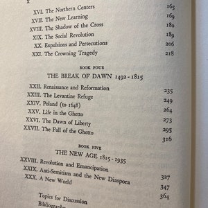 Op de afbeelding: Een zwart-wit boek getiteld "The Break of Dawn 1492-1815" met een inhoudsopgave met hoofdstukken en paginanummers.