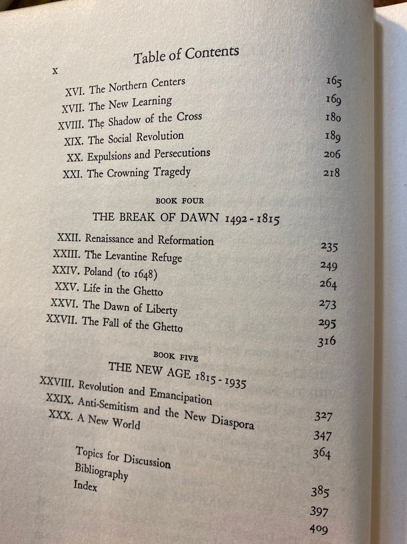 Op de afbeelding: Een zwart-wit boek getiteld "The Break of Dawn 1492-1815" met een inhoudsopgave met hoofdstukken en paginanummers.