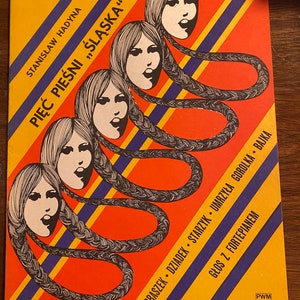 Puede incluir: Un póster vintage con un fondo a rayas rojas, amarillas y azules. Se representan cinco rostros de mujeres con el pelo trenzado, formando un patrón. El póster está titulado "Pięć Pieśni "Śląska" por Stanisław Hadyna. El texto "Głos z Fortepianem" está en la parte inferior del póster.