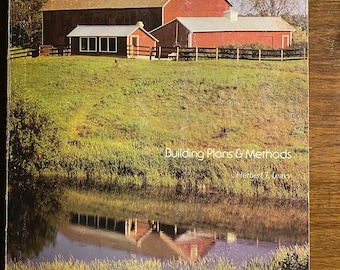 Può includere: Una copertina di libro con un fienile rosso e uno stagno in primo piano. Il titolo del libro è "Successful Small Farms" e il sottotitolo è "Building Plans & Methods". L'autore è Herbert L. Leavy.