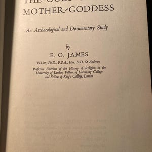 Puede incluir: The Cult of the Mother-Goddess: An Archaeological and Documentary Study by E. O. James, D.Litt., Ph.D., F.S.A., Hon. D.D. St Andrews. Professor Emeritus of the History of Religion in the University of London. Fellow of University College and Fellow of King's College, London. Published by Frederick A. Praeger, New York, N.Y.