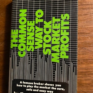 Puede incluir: Una cubierta de libro negra y verde con el título "The Common Sense Way To Stock Market Profits" en texto verde. El libro es de Claude N. Rosenberg, Jr. y es un libro Signet Non-Fiction.