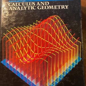 Könnte beinhalten: Ein schwarzes Buch mit dem Titel "Calculus and Analytic Geometry" von Shenk. Der Umschlag zeigt ein farbenfrohes 3D-Geometrie-Design mit roten, gelben und blauen Linien.