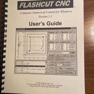 Op de afbeelding: Een zwart-witte gebruikershandleiding voor FlashCut CNC, een computergestuurde numerieke besturingssoftware voor Windows. De handleiding is getiteld "Gebruikershandleiding" en bevat een screenshot van de software-interface. De software-interface toont een programma met coördinaten, een G-code-editor en een bedieningspaneel met knoppen voor "Stap", "Continu" en "Voeding vasthouden".