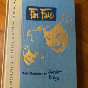 Könnte beinhalten: Ein blaues Buch mit dem Titel "Fun Fare" in goldenen Lettern. Das Buch ist eine Schatztruhe des Witzes und Humors des Reader's Digest mit Illustrationen von Port Day.
