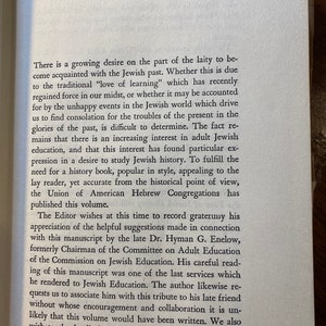 Op de afbeelding: Een pagina uit een boek getiteld "Inleiding van de redacteur". De tekst bespreekt de groeiende interesse in de Joodse geschiedenis en de noodzaak van een geschiedenisboek dat zowel toegankelijk als nauwkeurig is. De pagina erkent ook de bijdragen van Dr. Hyman G. Enelow, die nuttige suggesties voor het boek heeft gedaan.