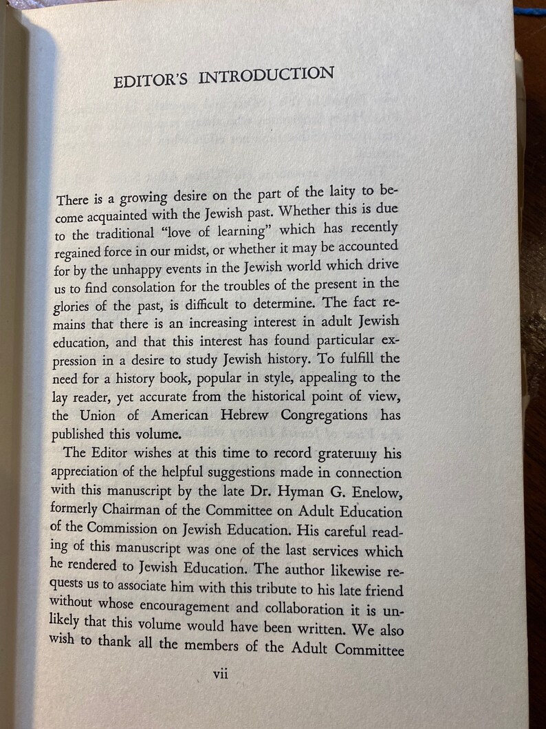 Op de afbeelding: Een pagina uit een boek getiteld "Inleiding van de redacteur". De tekst bespreekt de groeiende interesse in de Joodse geschiedenis en de noodzaak van een geschiedenisboek dat zowel toegankelijk als nauwkeurig is. De pagina erkent ook de bijdragen van Dr. Hyman G. Enelow, die nuttige suggesties voor het boek heeft gedaan.