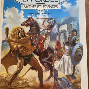 Puede incluir: La portada del libro "LA GRÈCE MYTHES ET LÉGENDES" presenta ilustraciones de la mitología griega. La imagen muestra un hombre musculoso con un león, guerreros a caballo y arquitectura antigua. Publicado por Hachette Jeunesse.
