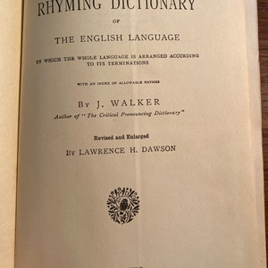 Peut inclure: La couverture d'un livre intitulé "The Rhyming Dictionary of the English Language" par J. Walker, révisé et augmenté par Lawrence H. Dawson. Le livre a été publié par E.P. Dutton and Co. à New York.