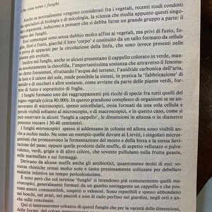 Puede incluir: Una p&aacute;gina de un libro sobre setas, con una ilustraci&oacute;n en blanco y negro de una seta con sombrero y pie. El texto de la p&aacute;gina est&aacute; en italiano y trata sobre las caracter&iacute;sticas de las setas.