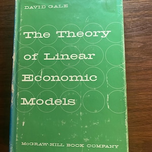 Puede incluir: Un libro de tapa dura verde titulado The Theory of Linear Economic Models de David Gale, publicado por McGraw-Hill Book Company. La portada presenta un patrón repetitivo de círculos blancos finos y texto blanco sobre un fondo verde sólido.