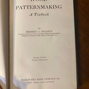 Könnte beinhalten: Ein Buch mit dem Titel "Wood Patternmaking: A Textbook" von Herbert J. McCaslin. Das Buch ist eine vierte Auflage und der vierte Nachdruck. Es wurde von McGraw-Hill Book Company, Inc. in New York und London veröffentlicht.