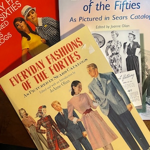 Puede incluir: Tres libros vintage sobre moda de los años 40, 50 y 60. Los libros presentan ilustraciones coloridas de ropa y accesorios de los catálogos de Sears. Los títulos son "Everyday Fashions of the Forties", "Everyday Fashions of the Fifties" y "Everyday Fashions of the Sixties".