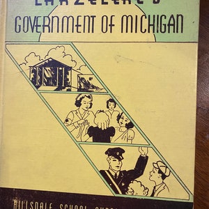 Op de afbeelding: Een vintage boekomslag met een gele achtergrond en zwarte tekst. De titel is "LARZELERE'S GOVERNMENT OF MICHIGAN". De omslag toont een zwart-witte illustratie van een gebouw en mensen.