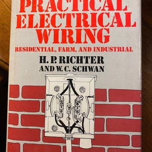 Könnte beinhalten: Der Einband eines Buches der elften Auflage mit dem Titel "Praktische Elektroinstallation: Wohn-, Landwirtschafts- und Industriegebäude" von H.P. Richter und W.C. Schwan. Der Einband zeigt eine Schwarzweißillustration einer Anschlussdose mit daran angeschlossenen Drähten. Das Buch basiert auf der neuesten Ausgabe der National Electrical Code.