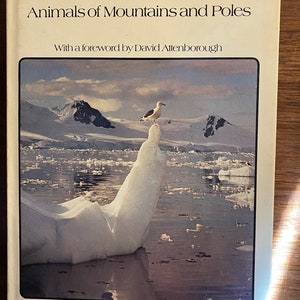 Op de afbeelding: Een boek getiteld "Grenzen van het leven: Dieren van bergen en polen" met een voorwoord van David Attenborough. De omslag toont een foto van een meeuw die op een stuk ijs zit in een besneeuwd landschap.