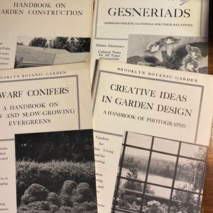 Puede incluir: Cuatro libros antiguos sobre jardinería, con títulos como "Manual de construcción de jardines", "Manual sobre Gesneriáceas", "Coníferas enanas" y "Ideas creativas en el diseño de jardines". Los libros están todos en blanco y negro y tienen una estética vintage.
