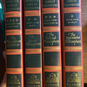 Può includere: Quattro libri con copertina rigida, dorsi rossi e neri e scritte dorate. I titoli includono The World's Great Thinkers, Man and the Universe, Man and Man, Man and the State, Man and Spirit, e The Philosophers of Science, Social, Political, e Speculative.