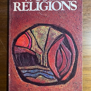 Pode incluir: Um livro de bolso vintage intitulado "World Religions" de E.G. Herod. A capa apresenta um design abstrato colorido com um esquema de cores vermelho, amarelo, azul e preto.