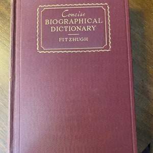 Peut inclure: Un livre relié en maroquin avec des lettres dorées sur la couverture. Le titre est "Concise Biographical Dictionary" par Fitzhugh.