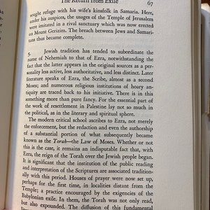 Op de afbeelding: Een pagina uit een boek getiteld "De Terugkeer uit Ballingschap" die de rol van Ezra in de Joodse geschiedenis bespreekt. De tekst beschrijft Ezra als een schriftgeleerde en bespreekt het belang van de Thora in de Joodse traditie.